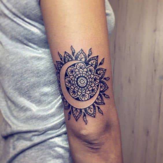 Tatuaje de mandala sol y luna