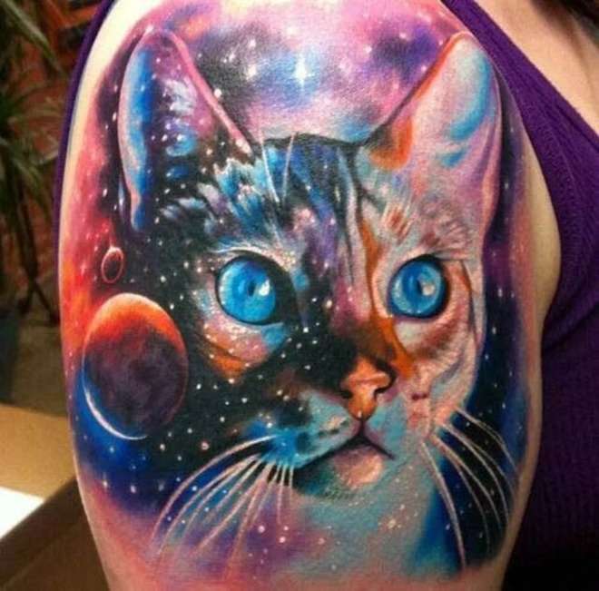 Tatuaje de gato sobre cielo nocturno