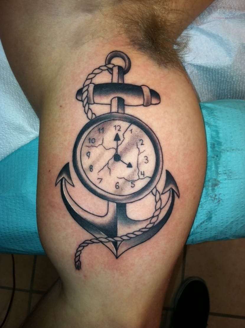 Tatuaje de reloj y ancla