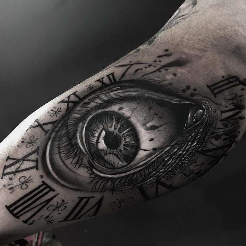 Tatuaje de reloj y ojo