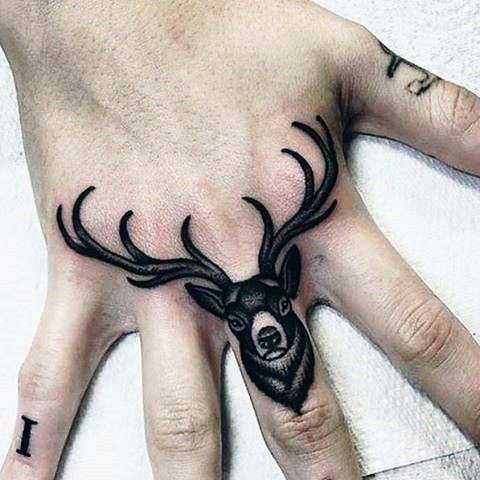 Tatuaje de venado en los dedos