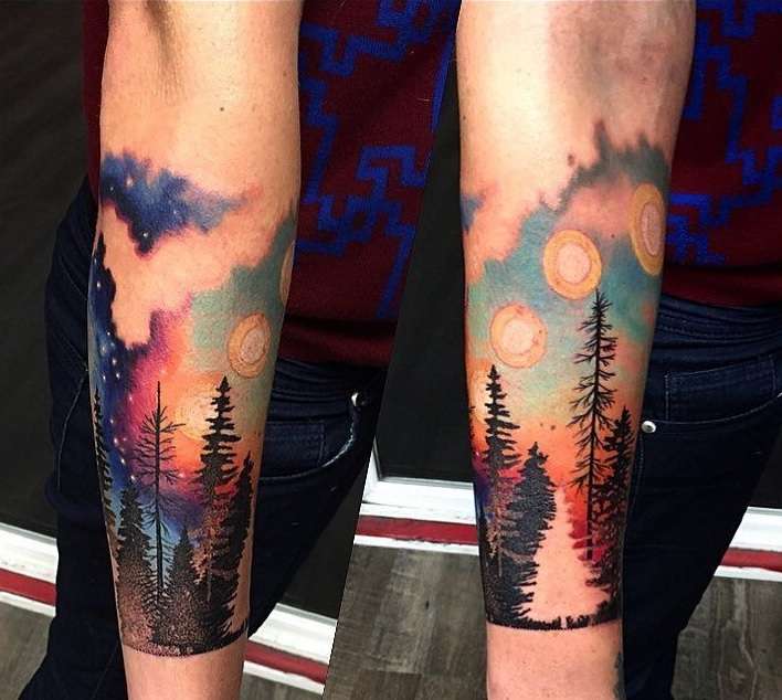 Tatuaje de bosque en colores