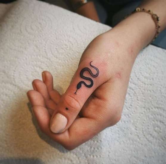 Tatuaje en los dedos: serpiente