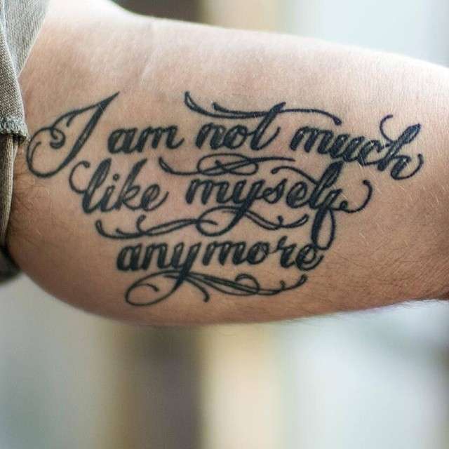 Tatuaje de letras negras en el brazo