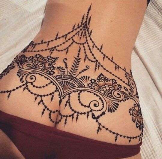 Tatuaje de henna en la espalda baja