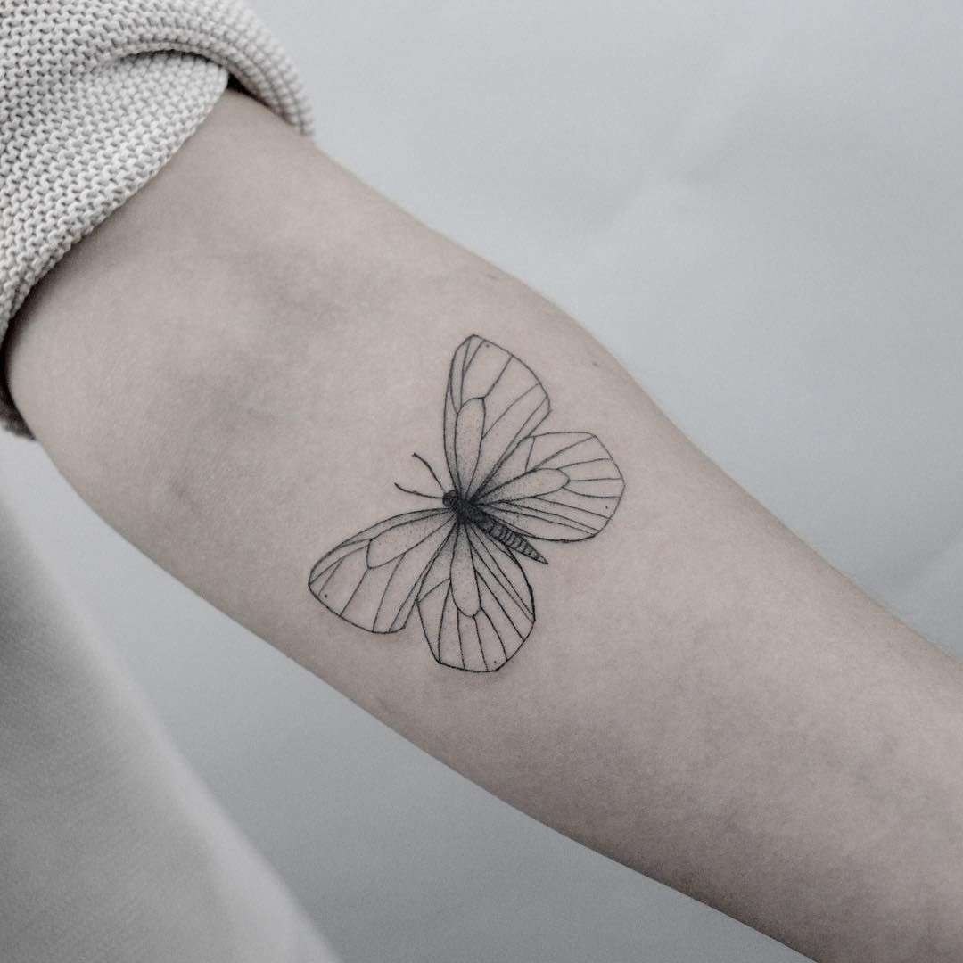 Tatuaje de mariposa líneas negras