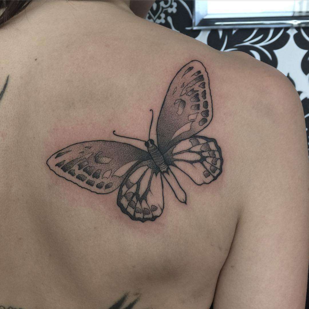 Tatuaje de mariposa en la espalda