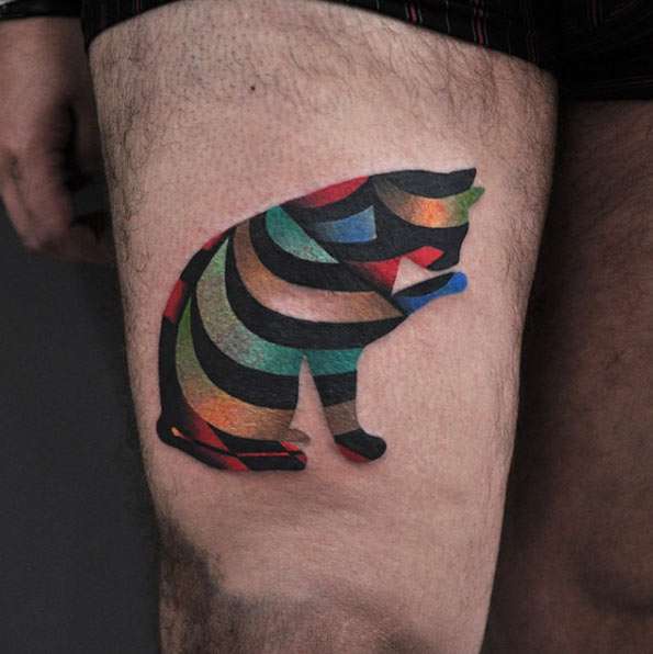 Tatuaje de gato con franjas de colores