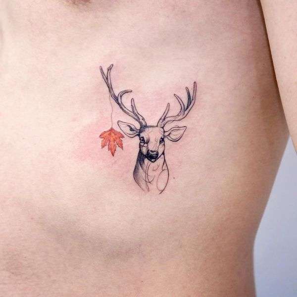 Tatuaje de venado y hoja de otoño