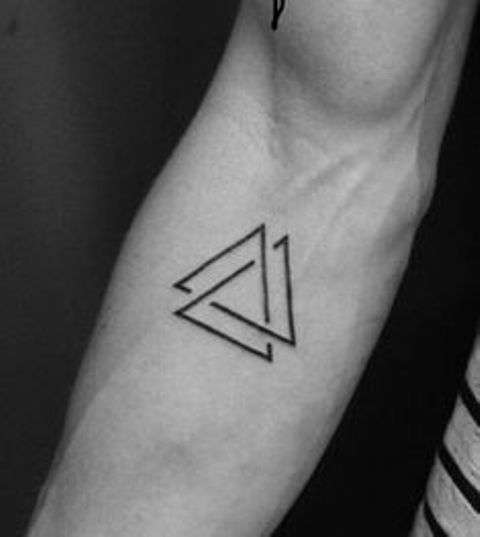 Tatuaje de triángulos en el brazo