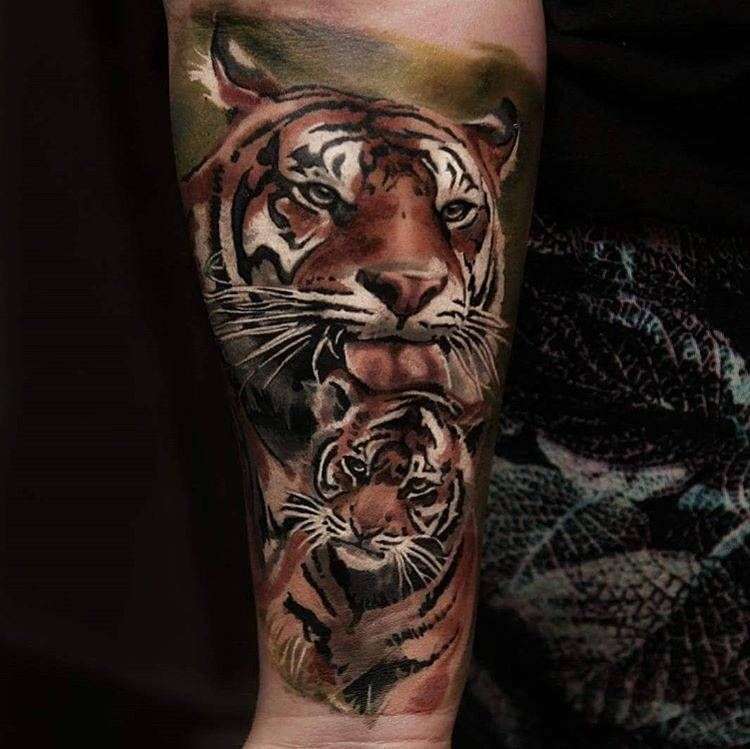 Tatuaje de tigresa y su cría