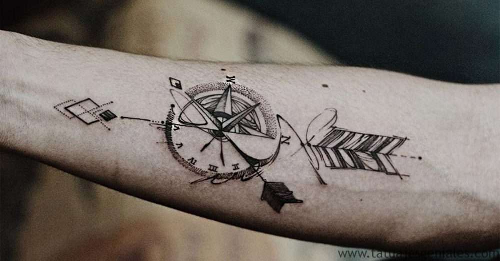 Tatuaje de brújula y flecha