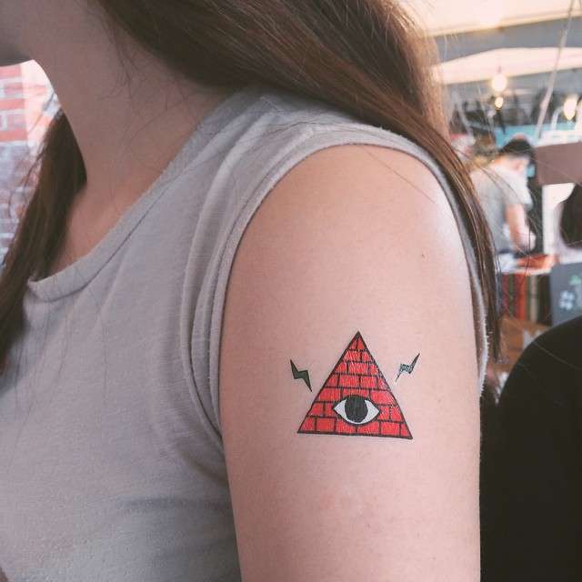 Tatuaje de triángulo rojo en el brazo