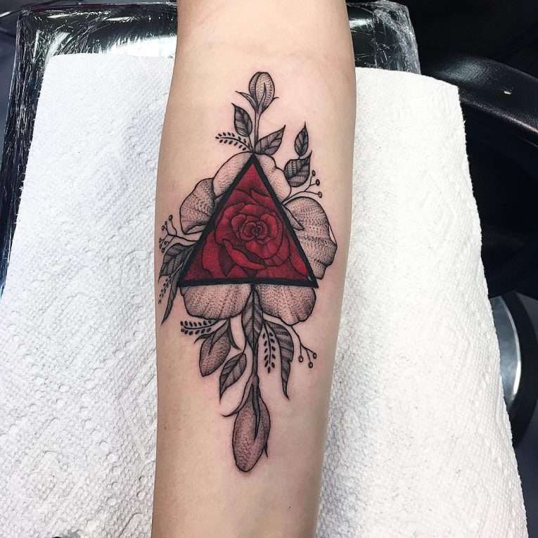 Tatuaje de triángulo y rosa roja