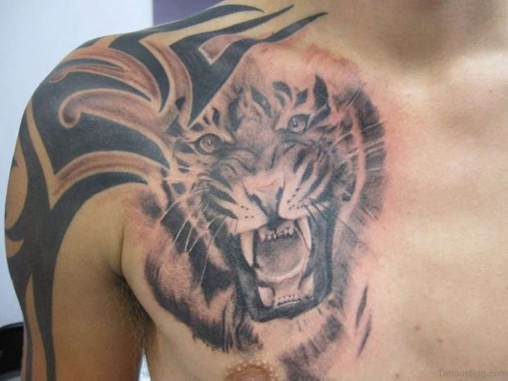 Tatuaje de tigre en el pecho