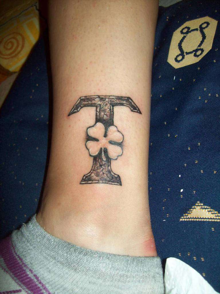 Tatuaje de letra "T" con trébol de 4 hojas