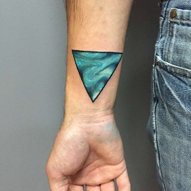 Tatuaje de triángulo en la muñeca