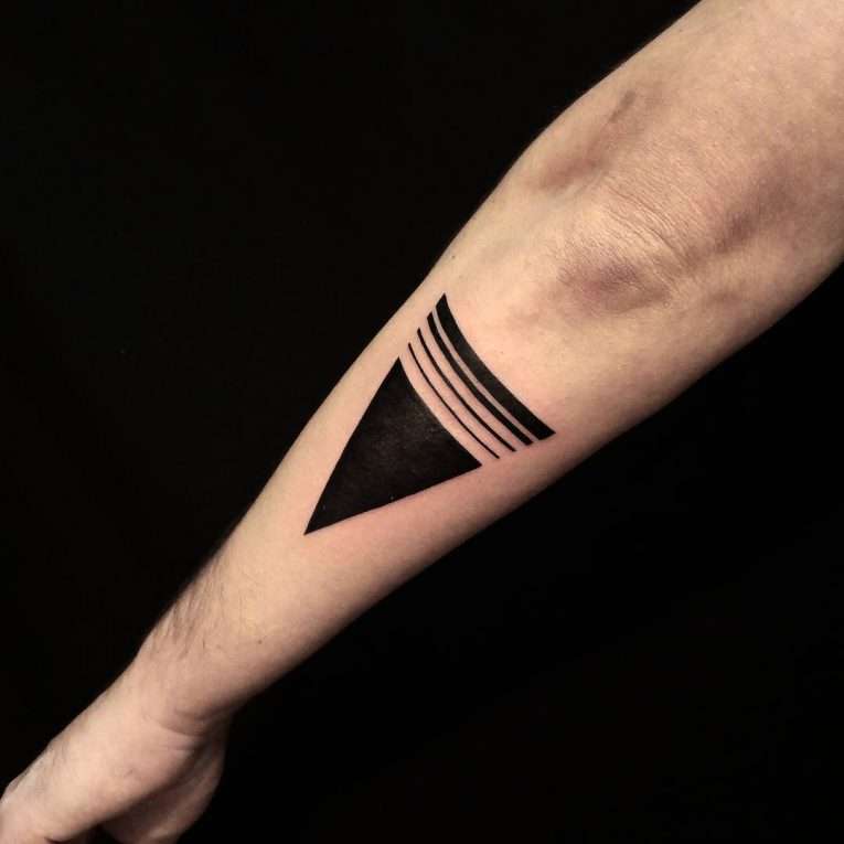 Tatuaje de triángulo negro
