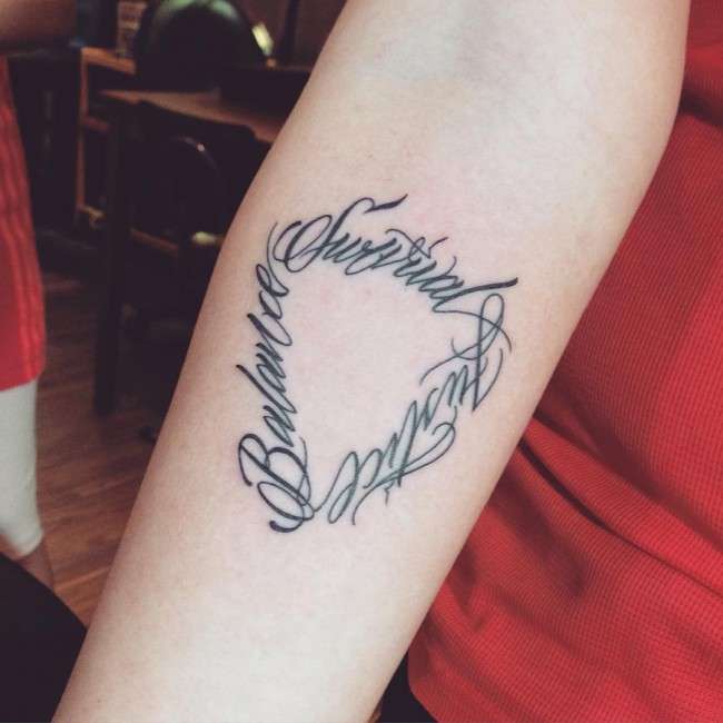 Tatuaje de triángulo con palabras