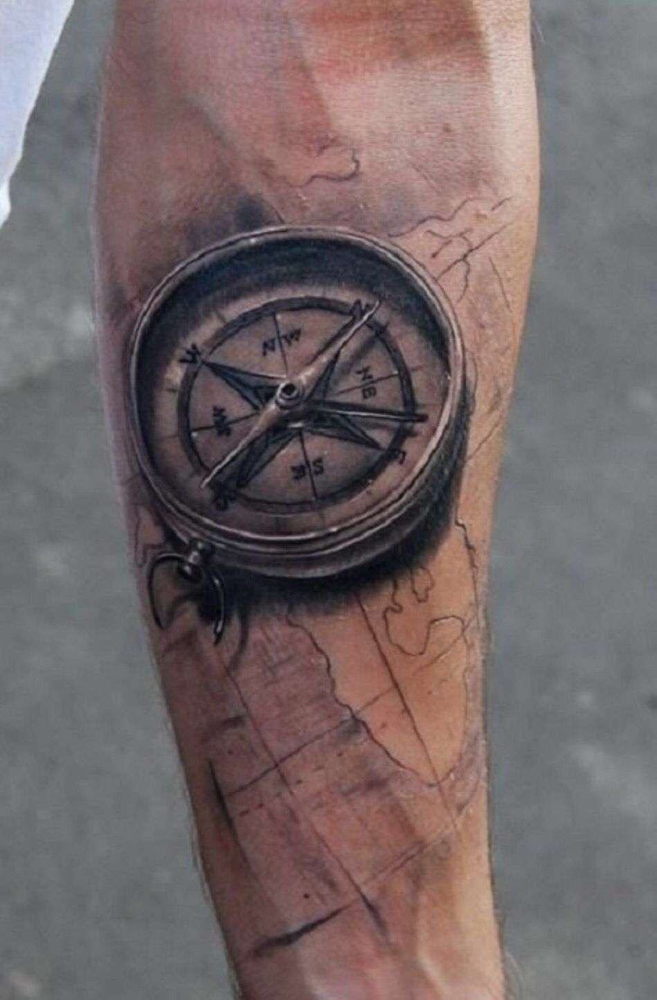 Tatuaje de brújula en el brazo