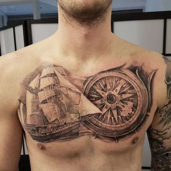 Tatuaje de brújula y velero en el pecho