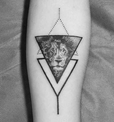 Tatuaje de triángulo y león
