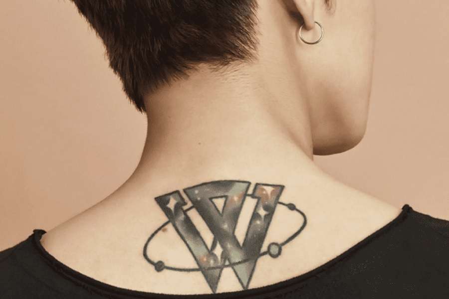 Tatuaje de letra "W"