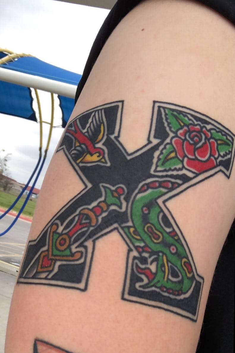 Tatuaje de letra "X" en colores