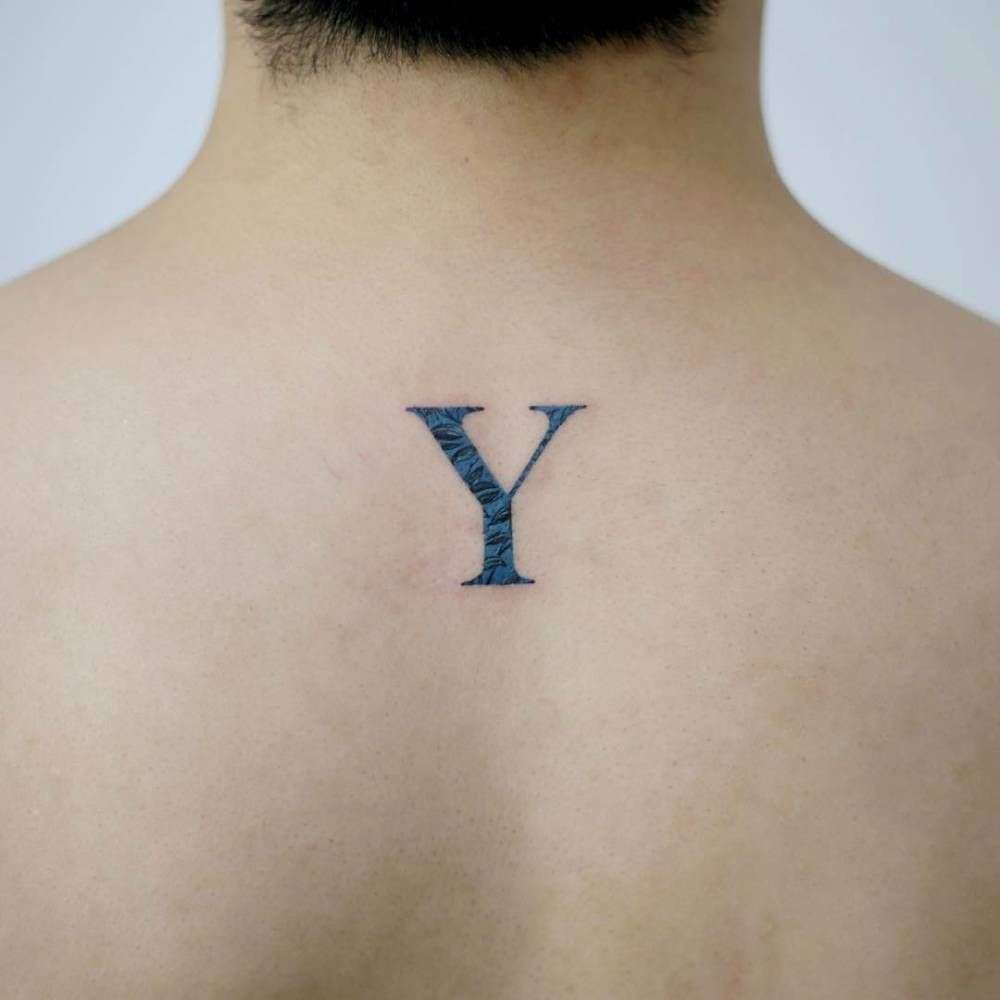 Tatuaje de letra "Y"