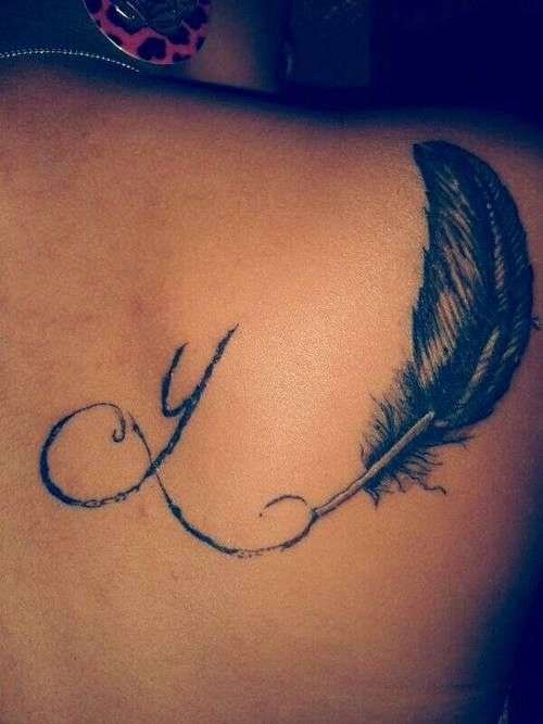 Tatuaje de letra "Y" con pluma