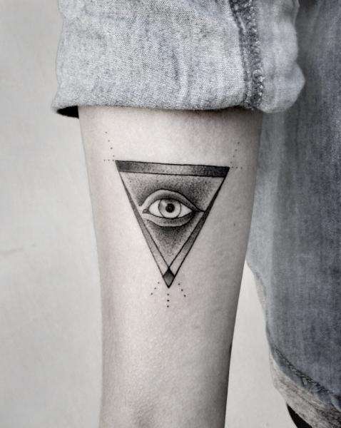 Tatuaje de triángulo y Ojo de la Providencia