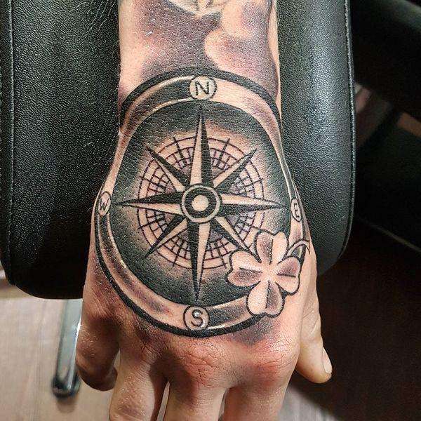 Tatuaje de brújula en la mano