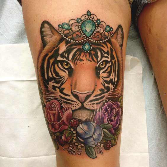 Tatuaje de tigresa con flores y corona