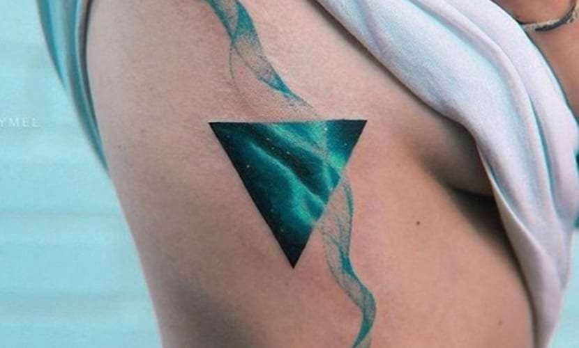 Tatuaje de triángulo en tonos verde