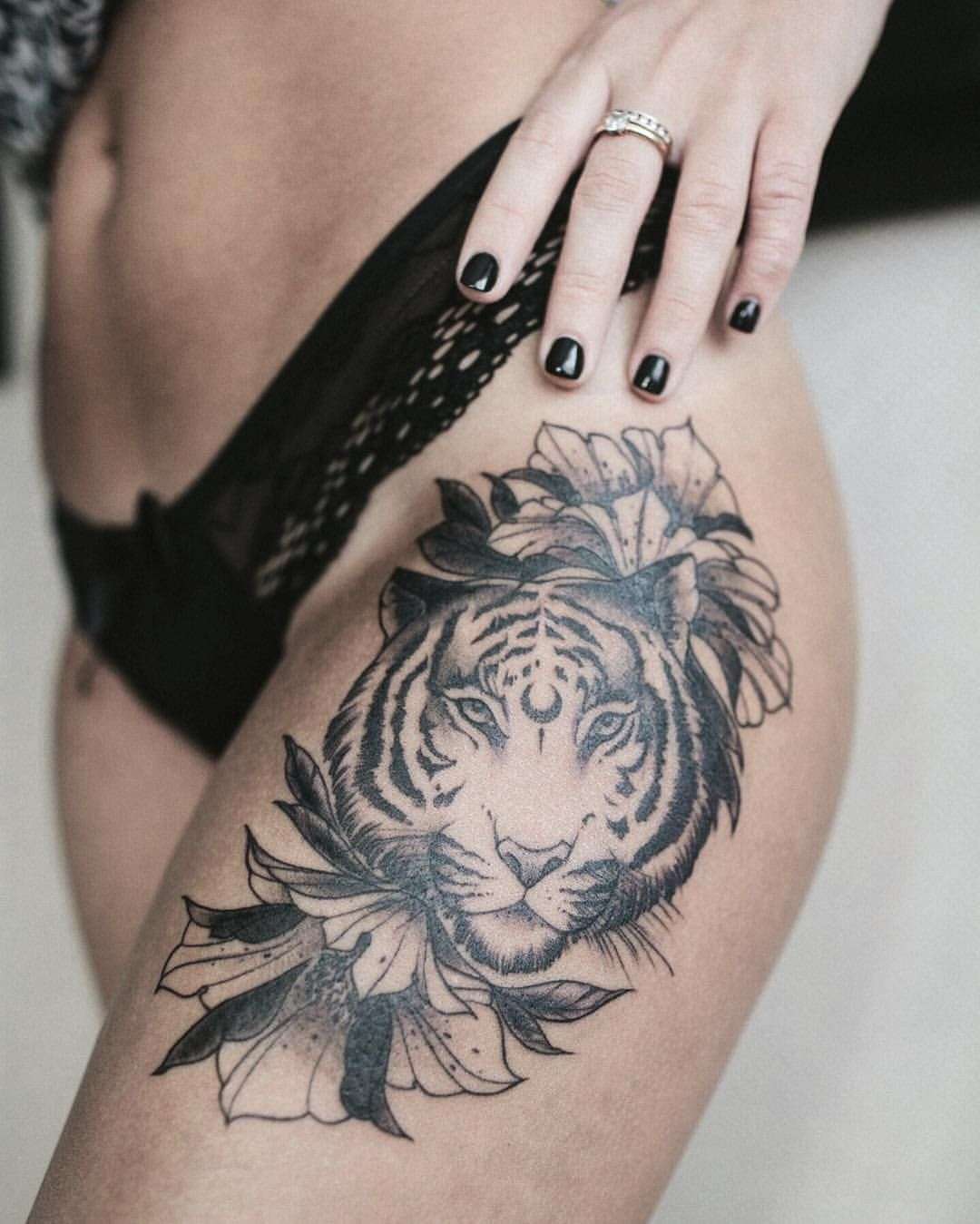 Tatuaje de tigre en el muslo