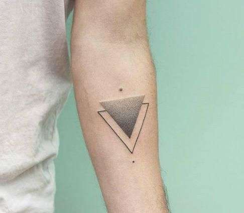 Tatuaje de triángulos en el brazo