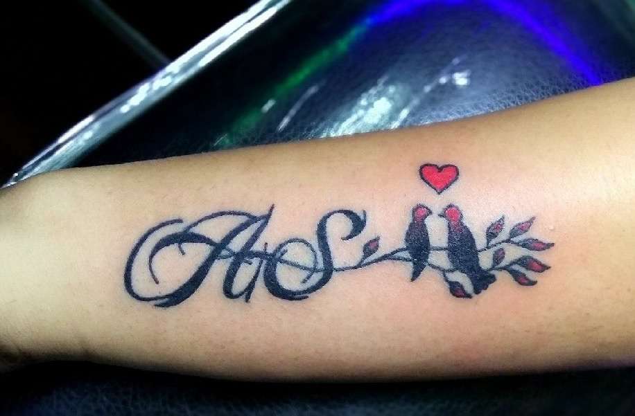 Tatuaje de letras "A" y "S"