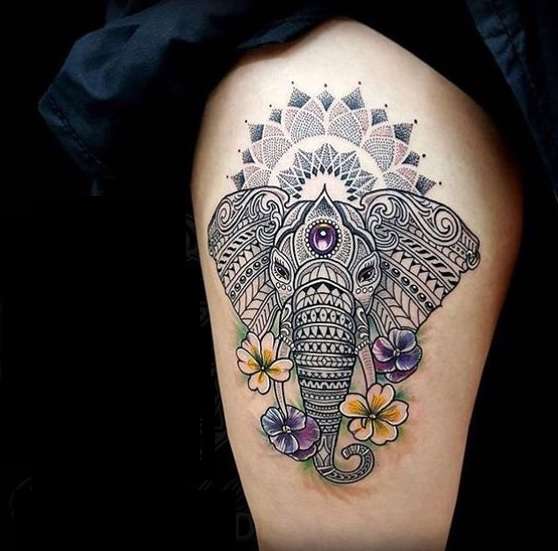 Tatuaje de elefante y flores de colores