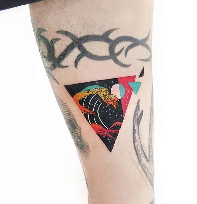 Tatuaje de triángulo en colores