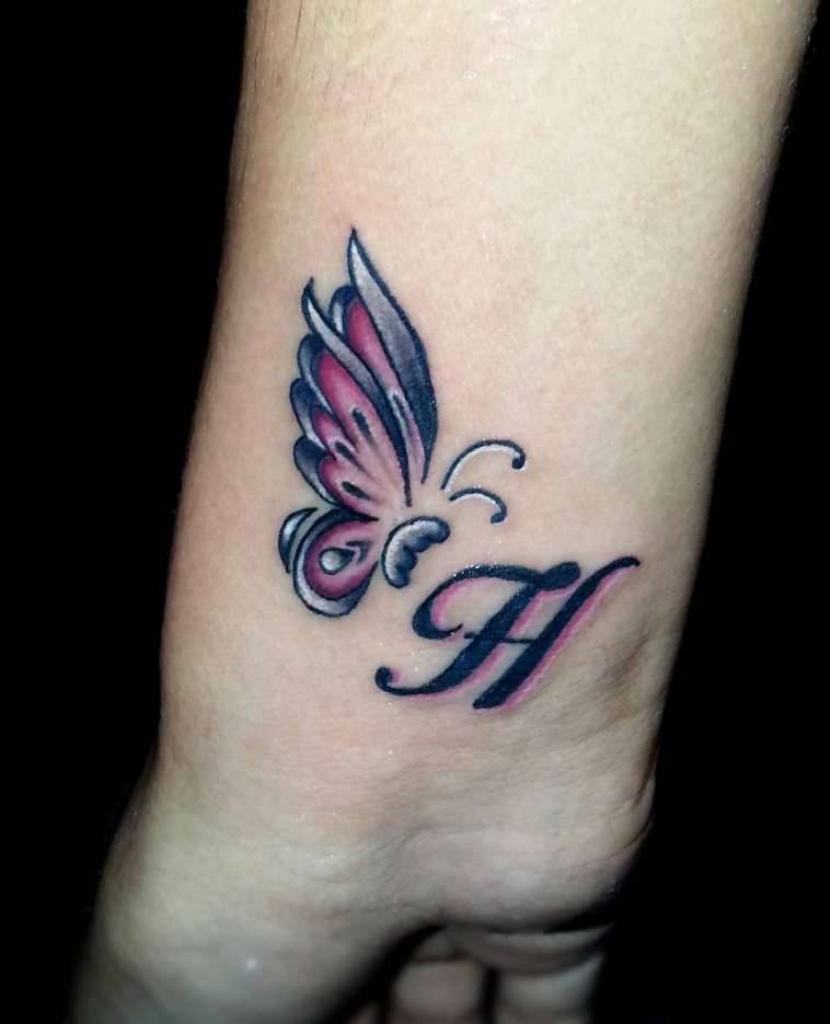 Tatuaje de letra "H" y mariposa