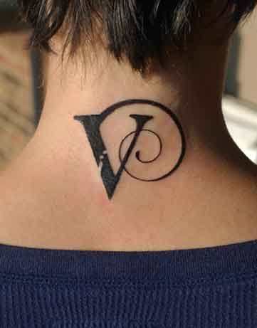 Tatuaje de letra "V" en la nuca