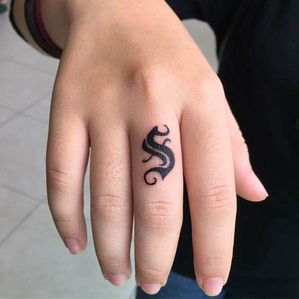 Tatuaje de letra "S"