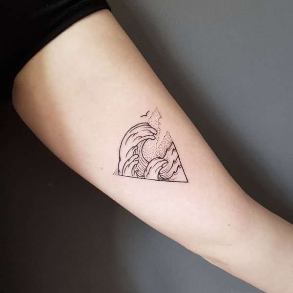 Tatuaje de triángulo y ola