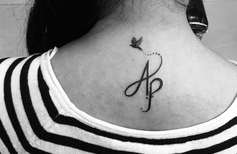 Tatuaje de letras "A" y "P"