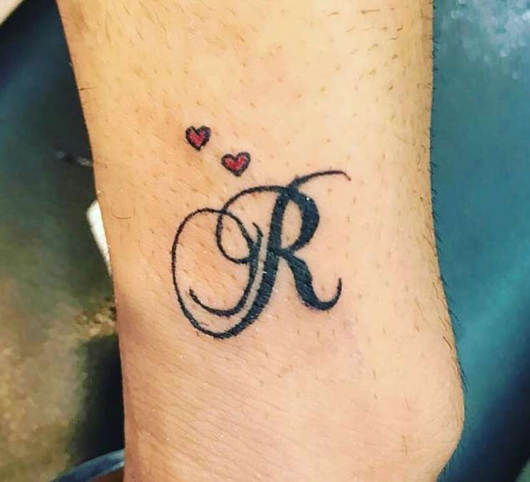 Tatuaje de letra "R"