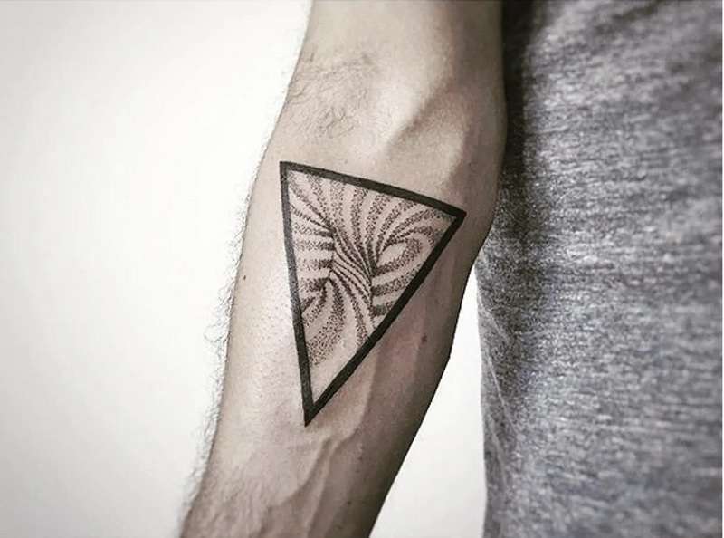 Tatuaje de triángulo en antebrazo