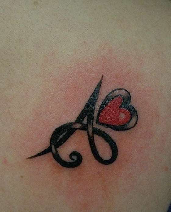 Tatuaje de letra "A"