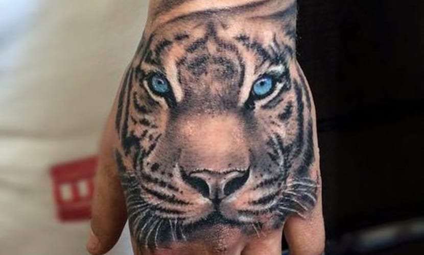 Tatuaje de tigre en la mano