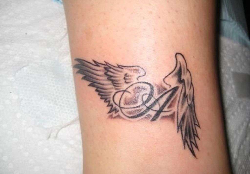 Tatuaje de letra "A" con alas