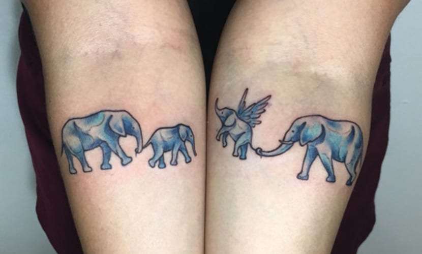 Tatuaje de elefantes en color azul